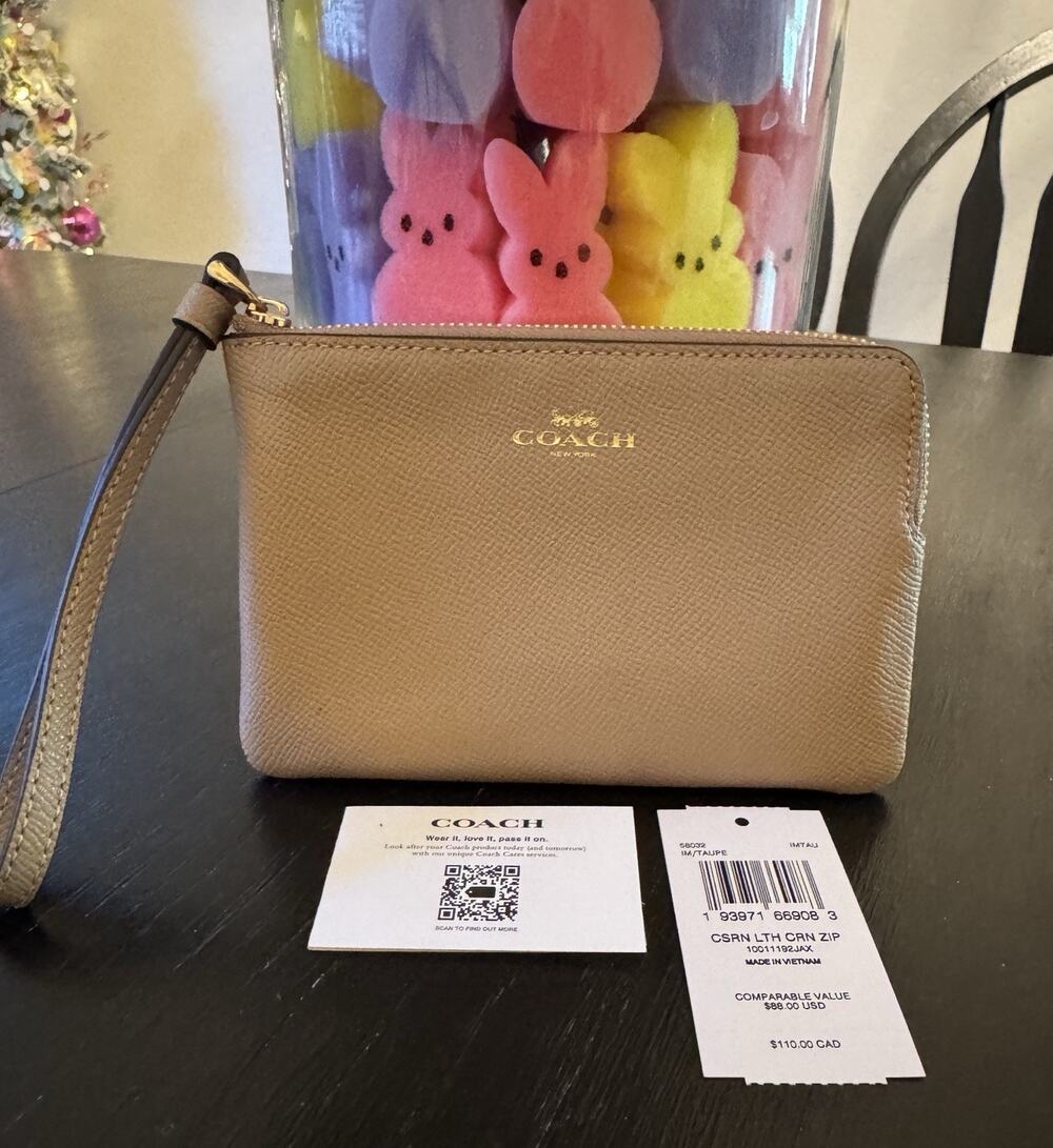 NWT Coach Corner Zip Wristlet